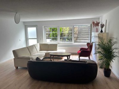 Reserviert: Vielseitig nutzbare 5-Zimmer-Wohnung im Sous-Terrain mit EBK und kl. Terrasse