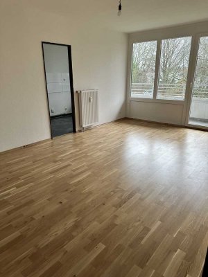 2 Zimmer Wohnung mit Balkon - alles modern renoviert (E0552)