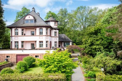 Stilvolle Villa mit parkähnlichem Grundstück