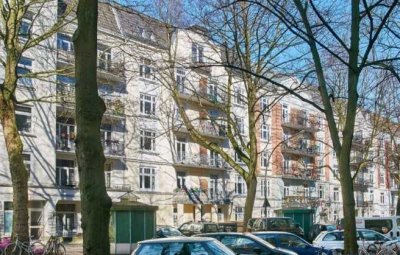 Familienfreundliche Altbauwohnung mit 4 Zimmern, Balkon und hochwertiger Ausstattung