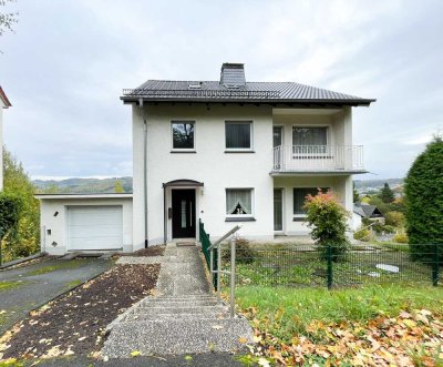 Geräumiges Familienhaus mit drei Balkonen, riesigem Grundstück, Scheune und einer Garage in Arnsberg