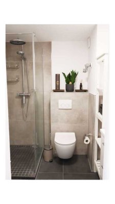 Helle 2-Zimmer Wohnung im 6. OG mit Balkon in Düsseldorf-Lörick