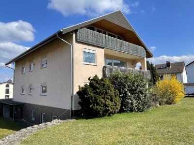 2 abgeschlossene Wohnungen mit ca 120m² plus DG, auf einem großen Grundstück mit Dreifachgarage