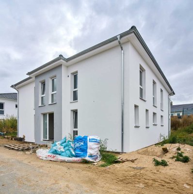 *Stadt-Nah & Dorf-Ruhig: Exklusives Niedrigenergie-Doppelhaus als Neubau in Top-Lage.*