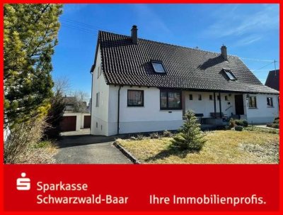 Doppelhaushälfte mit zwei Garagen