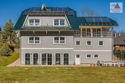 Wohnen mit Stil - Einfamilienhaus
mit Pool und Garten in ruhiger Lage von Lauter