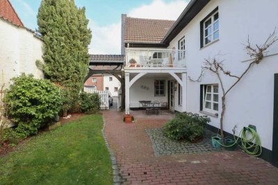 Fünf-Zimmer Maisonette-Wohnung in historischer Hofanlage