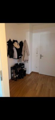 Helle 2-Zimmer-Wohnung mit großem Balkon, moderner Wohnküche und weitem Blick über Köln