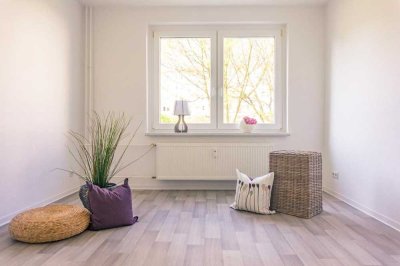 Hier lädt ein großer Balkon zum Verweilen ein