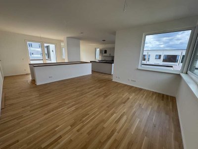 Neubau-Erstbezug: Exklusive 5-Zi.-Penthouse-Maisonette mit Parkett,  2 Bädern, EBK & 2 Balkone!!!