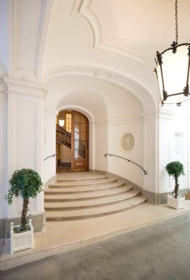 Großzügige Dachgeschosswohnung - klimatisiert- im historischen Stadtpalais vis-à-vis Theresianum