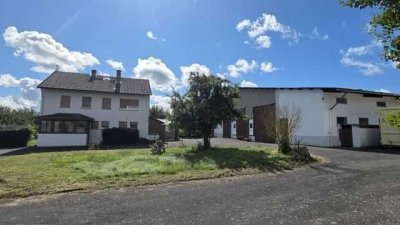 Wohnhaus mit Scheune und Nebengebäuden und  Reitplatz in sonniger Alleinlage