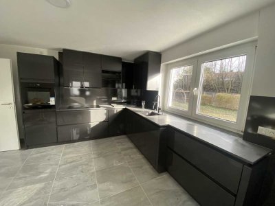 Erstbezug nach Sanierung 2,5 Zimmer Wohnung mit großer EBK, Terrasse, Garten & Garage