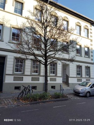 Helle 3-Zimmer Altbau-Wohnung mit Balkon und Stellplatz