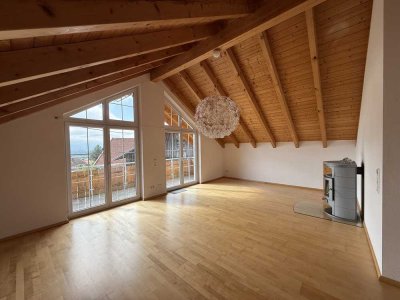Helle 3-Zimmer Dachgeschosswohnung mit Balkon in Sulzberg/Moosbach mit Seeblick