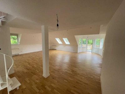 Lichtdurchflutete 4-Zi-Maisonette mit Galerie, Balko­n & Waldblick in Carlsberg