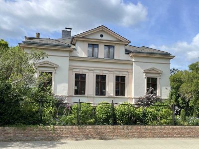 Herrschaftliche Villa mit großem Garten und Nebengelass