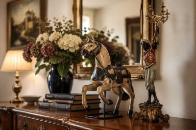 Exklusive 3-4 Zimmerwohnung mit kuratiertem Interieur und echten Antiquitäten