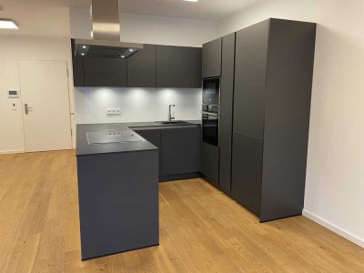 Hochwertige 2-Zimmer-Wohnung | Einbauküche | 2 TG-Stellplätze mit Wallbox | rollstuhlgerecht
