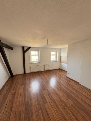 Apartment mit Einbauküche! Nur 29 Min. bis DHL & 20 Min bis StarPark - ideal für Studierende/Pendler