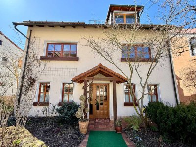 Tolles Zweifamilienhaus in zentraler und ruhiger Lage mit traumhaften Garten