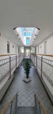 ... moderne 2 Zi-Whg mit Einbauküche + Bad mit Dusche + Lift in sehr attraktiver Lage ...