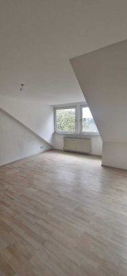 Gepflegte Dachgeschosswohnung in einem Wohn-/Geschäftshaus