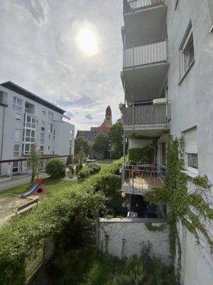 Schöne Wohnung mit eineinhalb Zimmern, Balkon und EBK in Augsburg-Pfersee