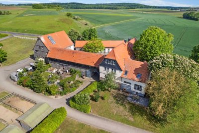 Landleben de luxe: Geschmackvoll saniertes Hofgut mit Reitanlage und Weiden soweit das Auge reicht