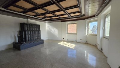Großzügig konzipierte Wohnung * Loggia * KFZ Garagenplatz * Sauna * sanierungsbedürftig