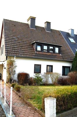 Doppelhaushälfte in ruhiger Lage und mit großem Grundstück