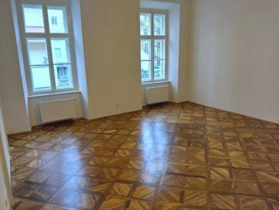 Erstbezug: Sanierter 4 ZIMMER-Altbau, extra Küche neu möbliert, sanierte Sanitäranlagen (Bad + WC)!