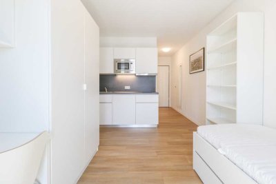 Modern möblierte Wohnung mit Einbauküche.