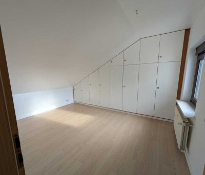 Helle 2-ZKB-Dachgeschosswohnung mit Rheinblick in Winkel