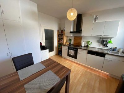 Schöne aktuell renovierte 2-ZKB-Wohnung, teilmöbliert, gegenüber FH, top auch für München-Pendler