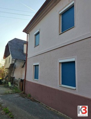 K3 - GROSSES WOHNHAUS UND NEBENGEBÄUDE. Historischer Altbau. Grund 2,4 ha. Alleinlage. Renovierungsbedarf.