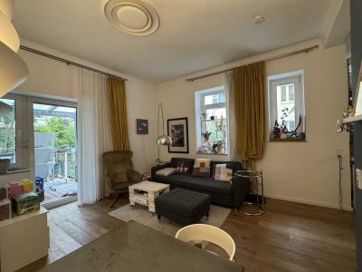 Sanierte Altbau Wohnung (teilmöbliert) mit Balkon & eigenem Garten in top Lage in Köln-Deutz