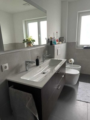 Stilvolle, neuwertige 4-Raum-Erdgeschosswohnung mit geh. Innenausstattung mit Balkon und EBK