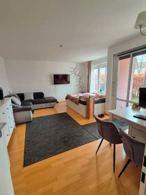 großzügige helle 2-Zimmer-Wohnung mit Garten
