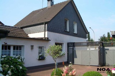 Traumhaftes Einfamilienhaus mit großem Garten und Carport in Oberhausen-Schmachtendorf