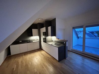 Penthousefeeling, Schlossblick: DG-Wohnung mit Balkon und EBK in Mainaschaff