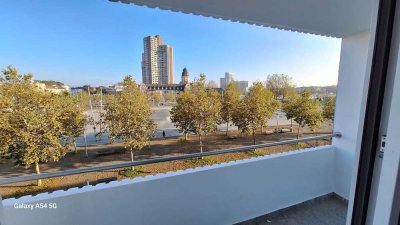 Ab sofort: Vollmöbliert, Kernsanierung 2025: Balkon mit Blick auf den alten Meßplatz und die Alte Fe