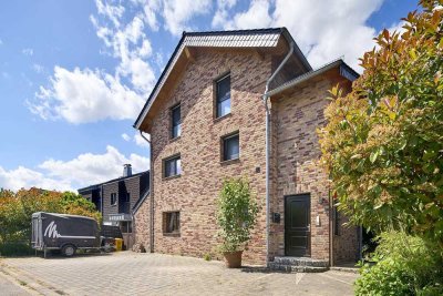 Investition in die Zukunft: Vielseitiges Zweifamilienhaus in Willich-Anrath.