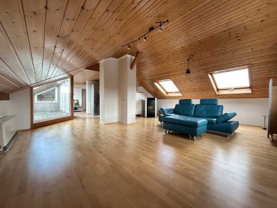 Geräumige 4-Zimmer-Dachgeschosswohnung mit Carport & großer Dachterrasse!