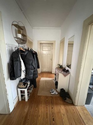 Helle Altbauwohnung mit großen Zimmern, hohen Decken und Balkon