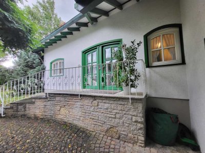 Einzigartiges Ambiente: Rustikales Wohnhaus mit parkähnlichem Grundstück inkl. Garage & Fischteich!