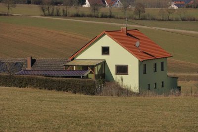 "Autarkes Wohnen im Grünen"
Mehrgenerationenhaus im malerischen Kesseltal sowie ca. drei Bauplätzen