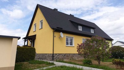 Gepflegte 4-Zimmer-Doppelhaushälfte mit EBK in Großhartmannsdorf