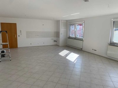 Helle und große 2-Zimmerwohung mit offener Küche zu vermieten!