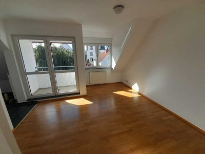 Ruhige und helle Zweizimmer-Dachgeschosswohnung mit Balkon